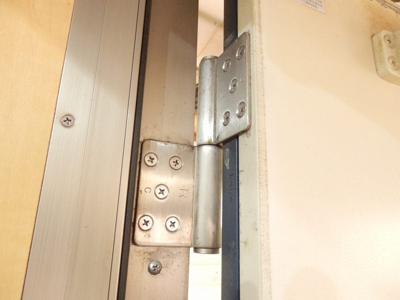 ドアヒンジのクローズアップ写真