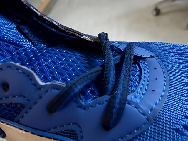 オーバーラップとアンダーラップは、靴の締まり方や甲の圧迫感に違いが出ます。