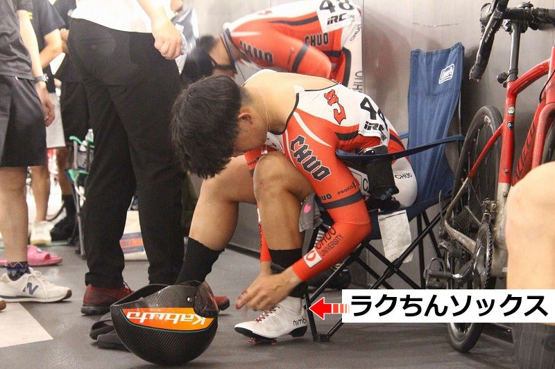 ラクちんソックスを履く片山右京選手