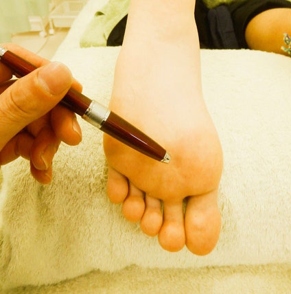 ラクちんソックスは、
足の指の配置と、
足裏にかかる力の流れに着目して作られた靴下です。
足裏の一部に負担が集まりにくい状態を目指し、
マメができる条件そのものを減らすことを考えています。