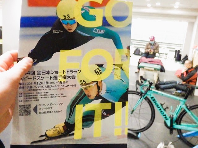 市場で売られている多くの製品は、「5本指＝健康」「滑り止め＝高性能」という世間のトレンドに乗っかる（足し算のマーケティング）で作られがちです。その方が広告もしやすく、消費者にも伝わりやすいからです。それに対して、まぼろし工房は「その常識、本当に足のためになってる？」と、あえて売れにくい逆張りの理論（引き算のロジック）を掲げています。もし世の中が「大企業が作った、同じような5本指や滑り止めソックス」ばかりになってしまったら、それで救われない足の悩みを持つ人々は一生ガマンし続けなければなりません。こうした小さな研究所が尖ったアンチテーゼを掲げて製品を作ることで、「今までの健康靴下がどうしても合わなかった人」に最後の救いの手（オルタナティブ）が生まれます。こうした多様性のある市場のほうが、結果的に多くの人を幸せにできると信じています。